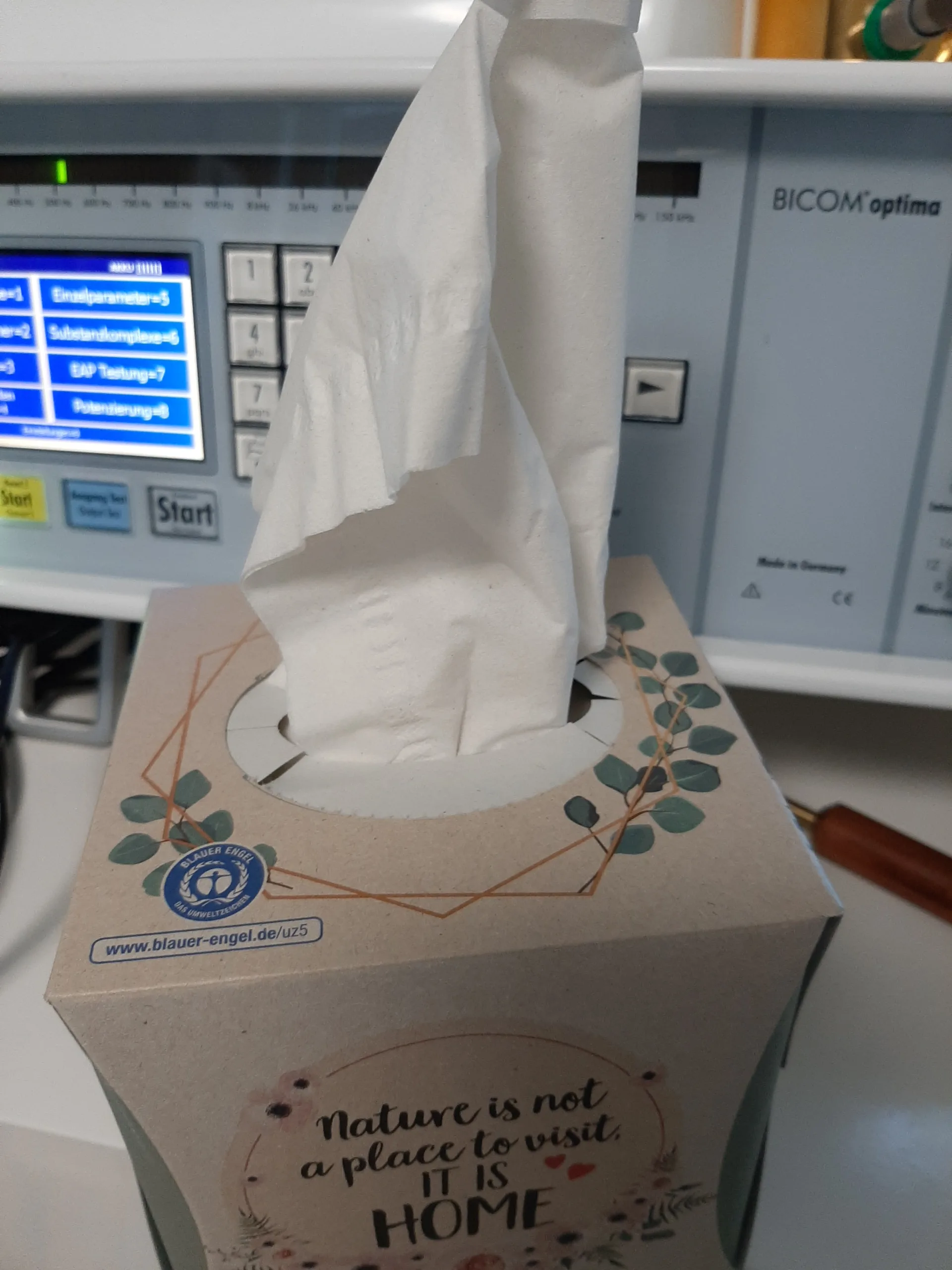 Taschentuchbox vor Bioresonanz-Gerät
